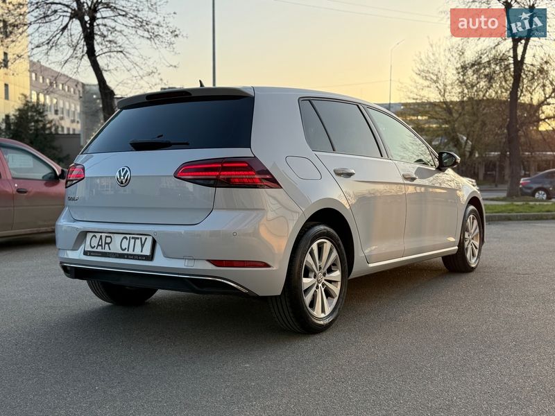 Хэтчбек Volkswagen Golf 2018 в Киеве