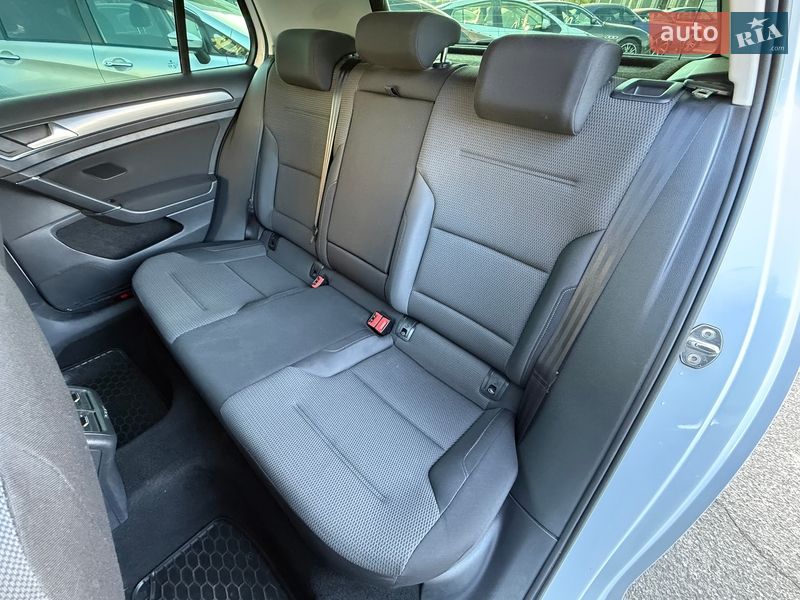 Хэтчбек Volkswagen Golf 2018 в Киеве