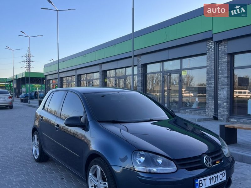 Хетчбек Volkswagen Golf 2004 в Дніпрі
