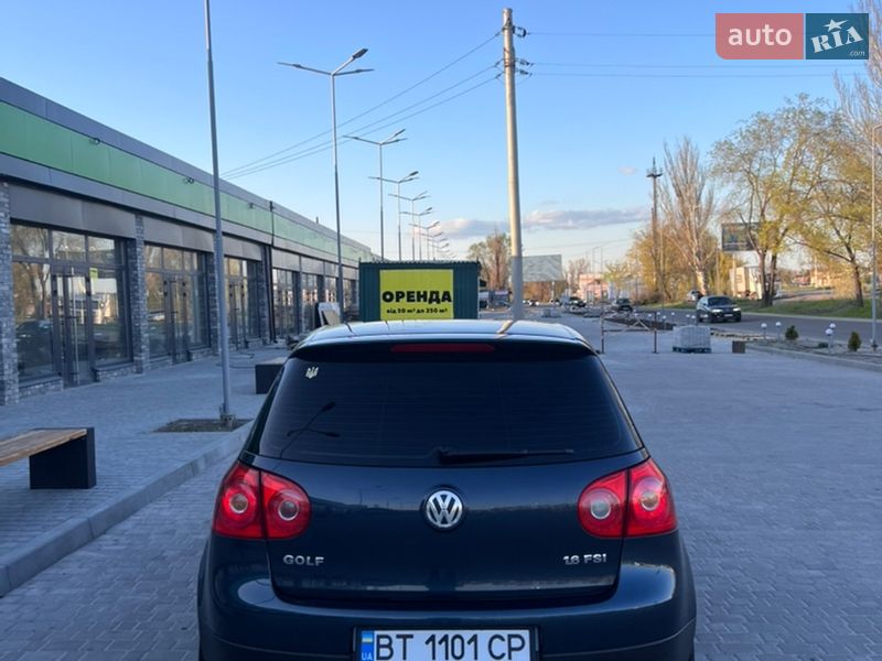 Хетчбек Volkswagen Golf 2004 в Дніпрі
