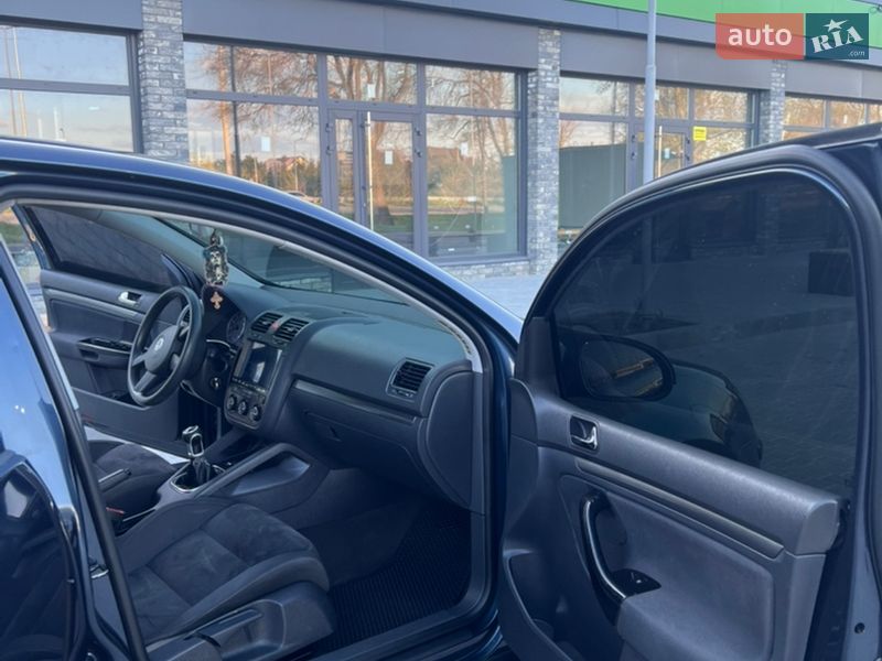 Хетчбек Volkswagen Golf 2004 в Дніпрі