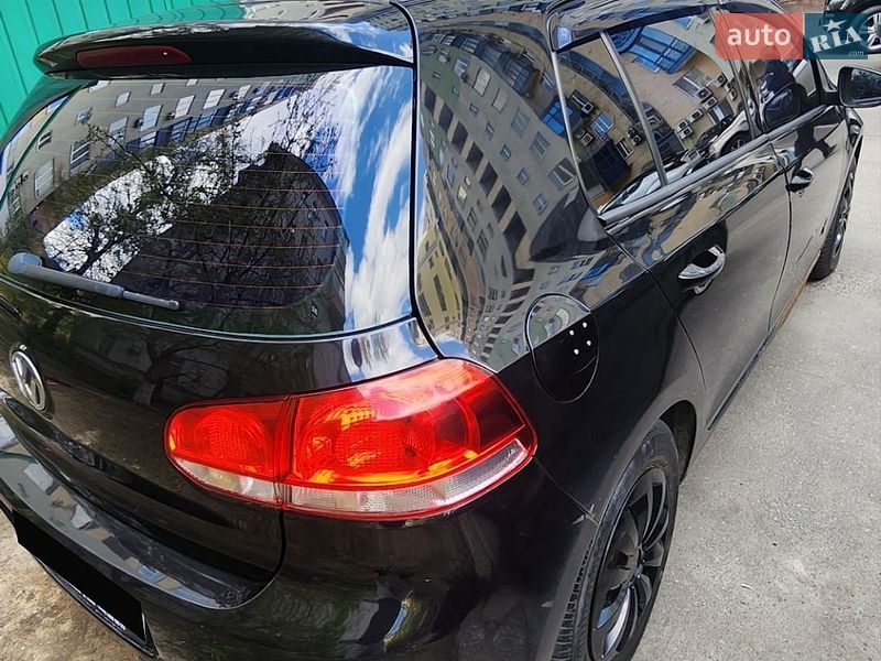 Хэтчбек Volkswagen Golf 2010 в Киеве