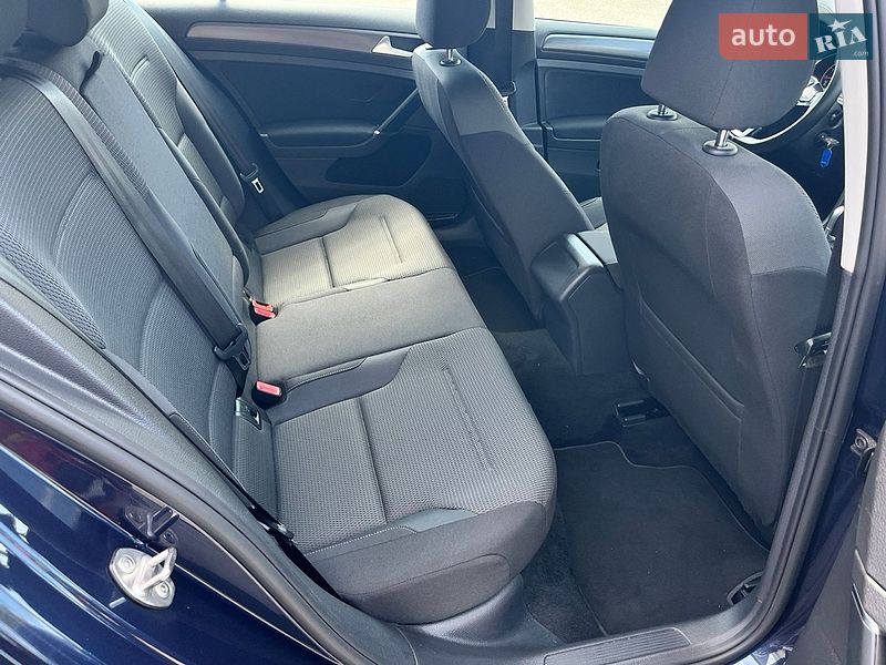 Хэтчбек Volkswagen Golf 2018 в Киеве