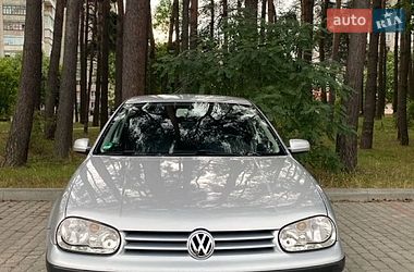 Хэтчбек Volkswagen Golf 2002 в Новояворовске