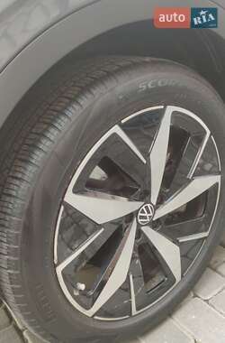 Позашляховик / Кросовер Volkswagen ID.4 2024 в 
