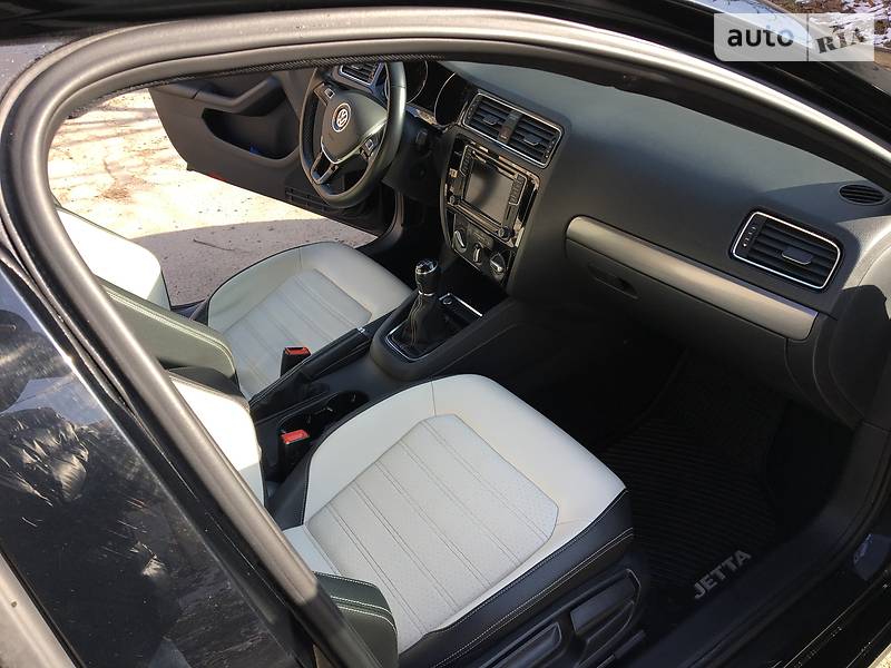 Седан Volkswagen Jetta 2016 в Львові