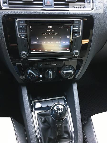 Седан Volkswagen Jetta 2016 в Львові