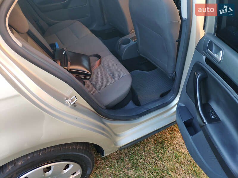 Седан Volkswagen Jetta 2006 в Радивилове