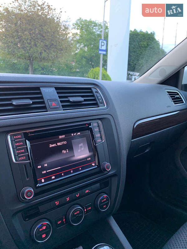 Седан Volkswagen Jetta 2016 в Ужгороде