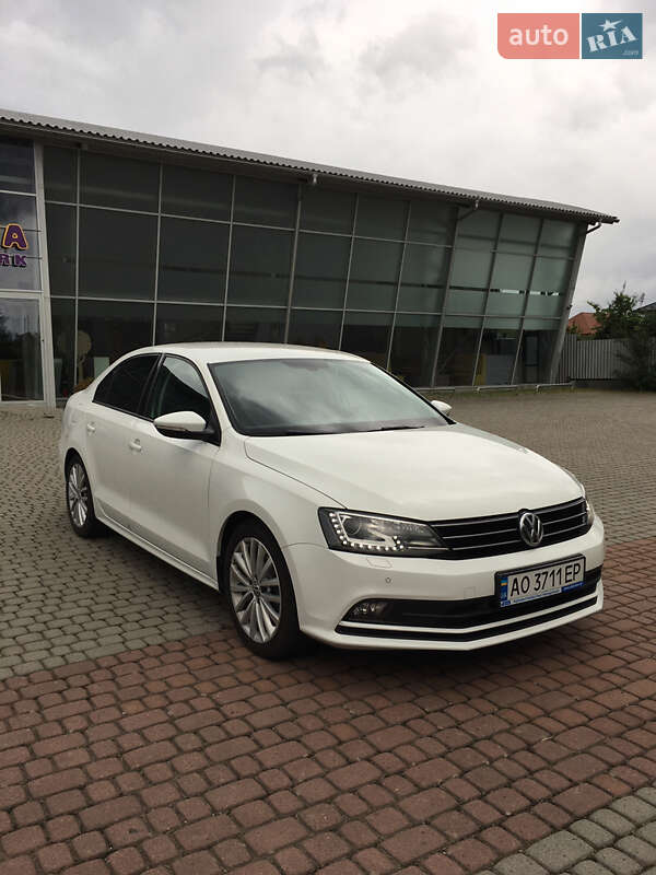 Седан Volkswagen Jetta 2016 в Ужгороде