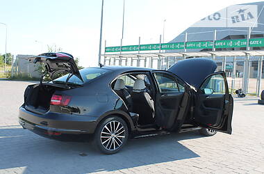 Седан Volkswagen Jetta 2015 в Львові