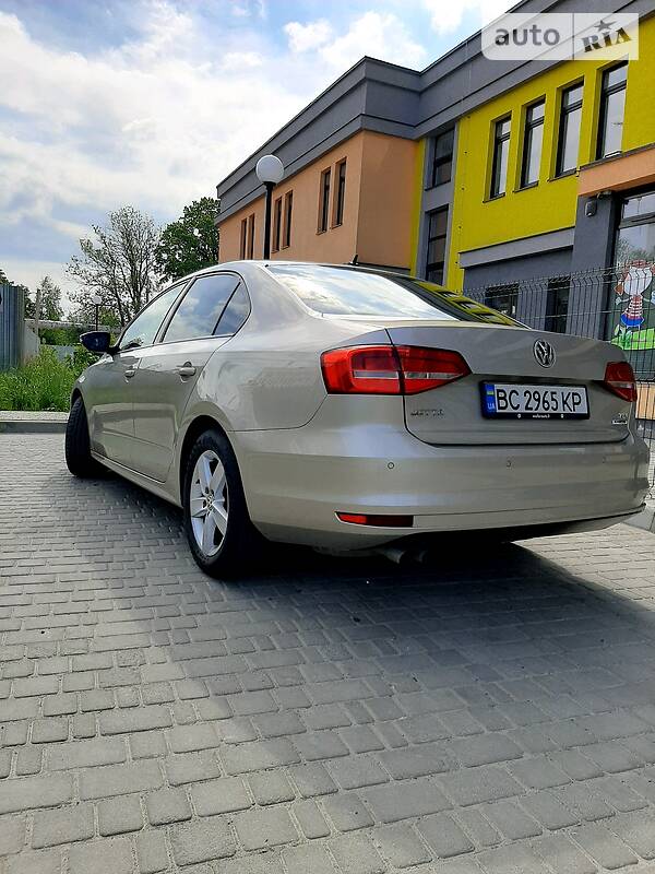Седан Volkswagen Jetta 2015 в Львові