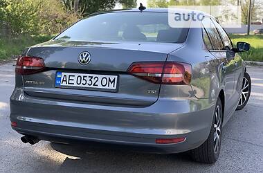 Седан Volkswagen Jetta 2015 в 
