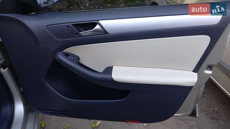 Седан Volkswagen Jetta 2012 в Харкові