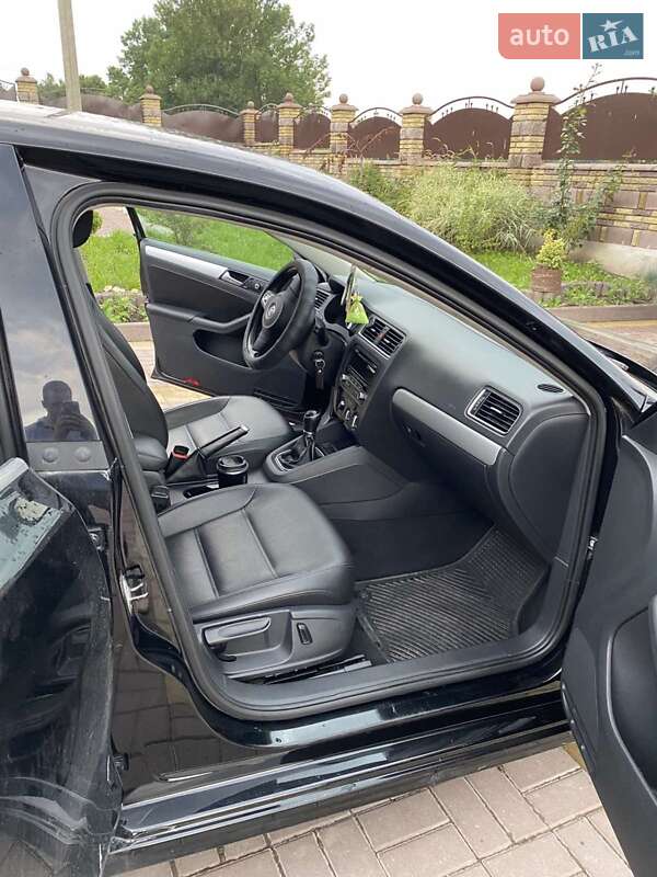 Седан Volkswagen Jetta 2013 в Львові