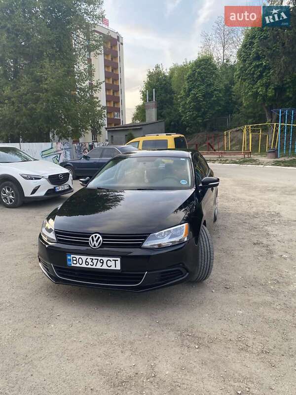 Седан Volkswagen Jetta 2013 в Львові