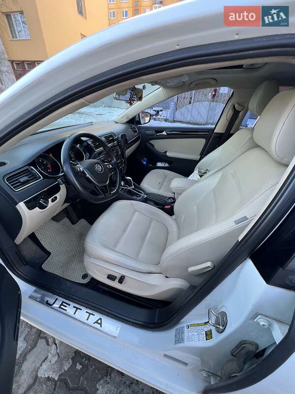 Седан Volkswagen Jetta 2016 в 