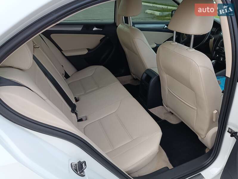 Седан Volkswagen Jetta 2012 в Дніпрі