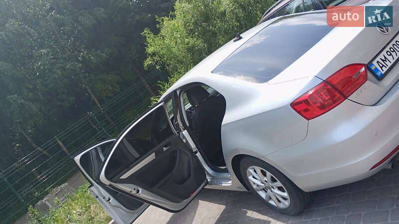 Седан Volkswagen Jetta 2014 в Житомире