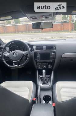 Седан Volkswagen Jetta 2015 в 