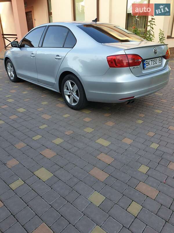 Седан Volkswagen Jetta 2011 в Ровно