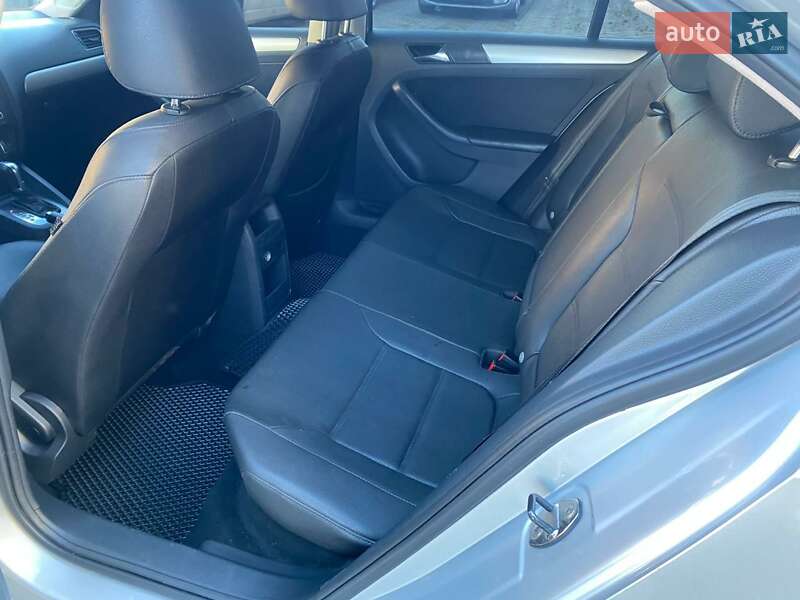 Седан Volkswagen Jetta 2011 в Ровно