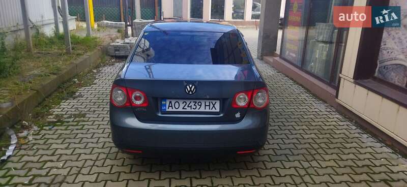 Седан Volkswagen Jetta 2005 в Ужгороді