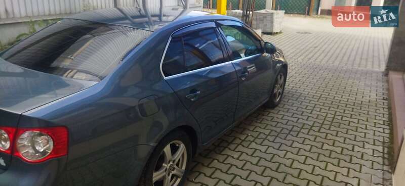 Седан Volkswagen Jetta 2005 в Ужгороді