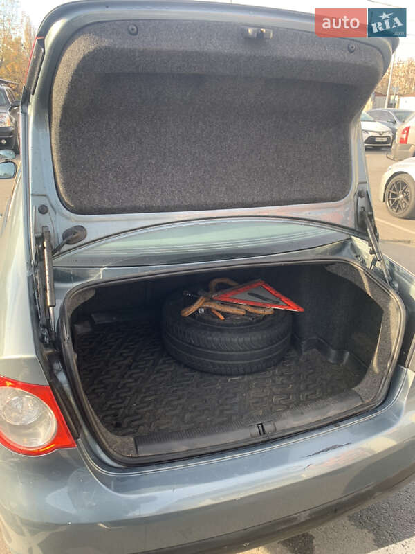 Седан Volkswagen Jetta 2006 в Києві