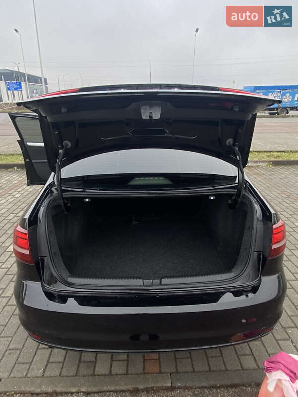 Седан Volkswagen Jetta 2017 в Хусті