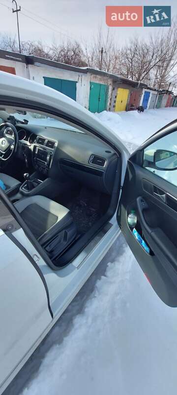 Седан Volkswagen Jetta 2016 в Покровську