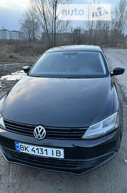 Седан Volkswagen Jetta 2013 в Вишневом