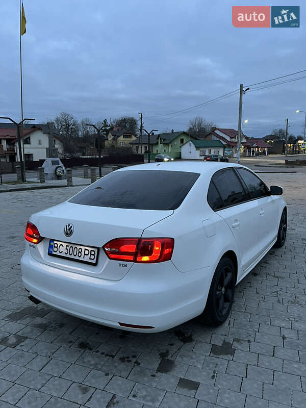 Седан Volkswagen Jetta 2013 в Львові