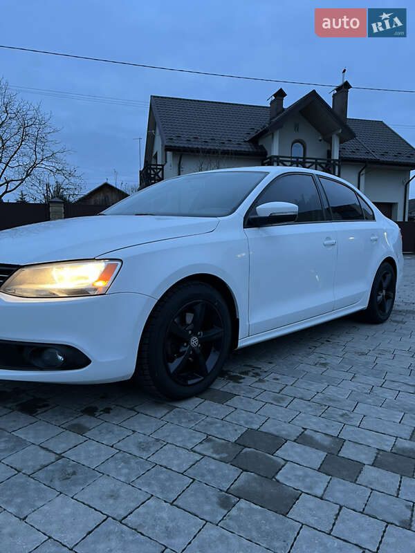 Седан Volkswagen Jetta 2013 в Львові