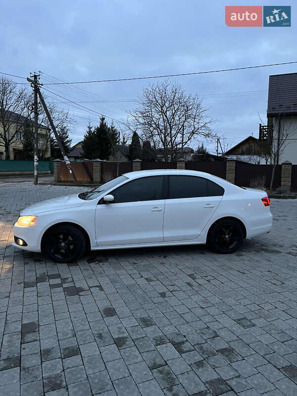 Седан Volkswagen Jetta 2013 в Львові