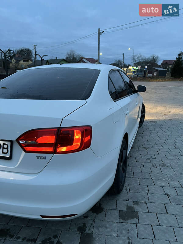 Седан Volkswagen Jetta 2013 в Львові