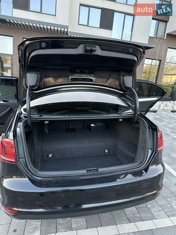 Седан Volkswagen Jetta 2013 в Ужгороде