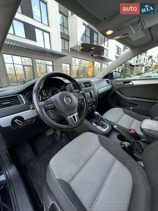 Седан Volkswagen Jetta 2013 в Ужгороде