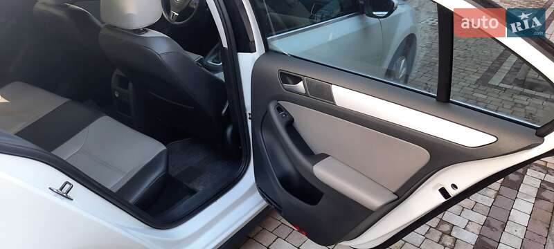 Седан Volkswagen Jetta 2013 в Ужгороде