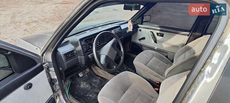 Седан Volkswagen Jetta 1989 в Ромнах