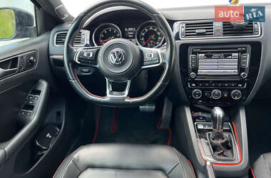 Седан Volkswagen Jetta 2015 в 