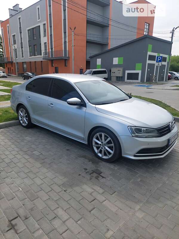 Седан Volkswagen Jetta 2015 в Львові