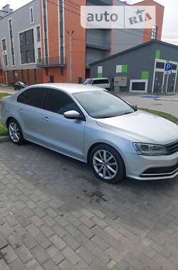 Седан Volkswagen Jetta 2015 в Львові