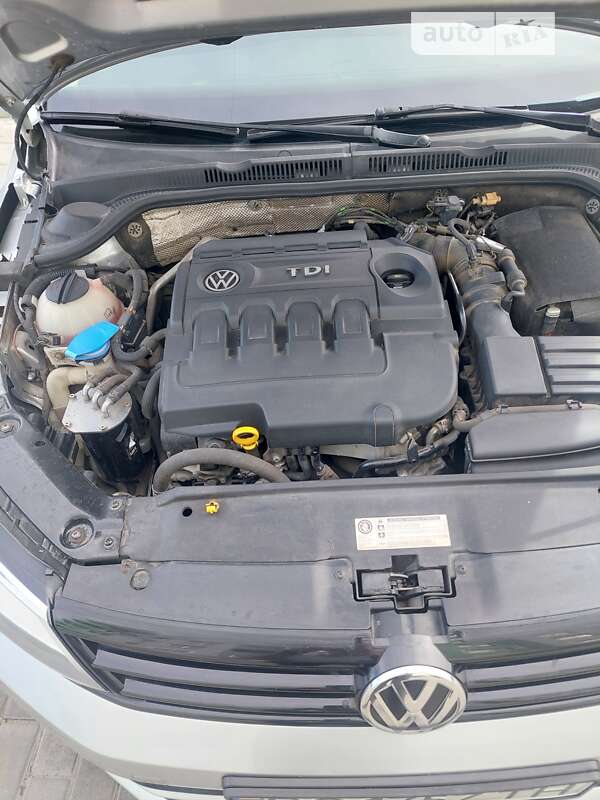 Седан Volkswagen Jetta 2015 в Львові