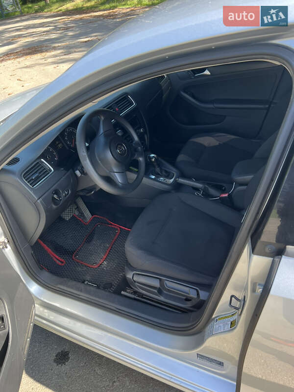 Седан Volkswagen Jetta 2013 в Ромнах
