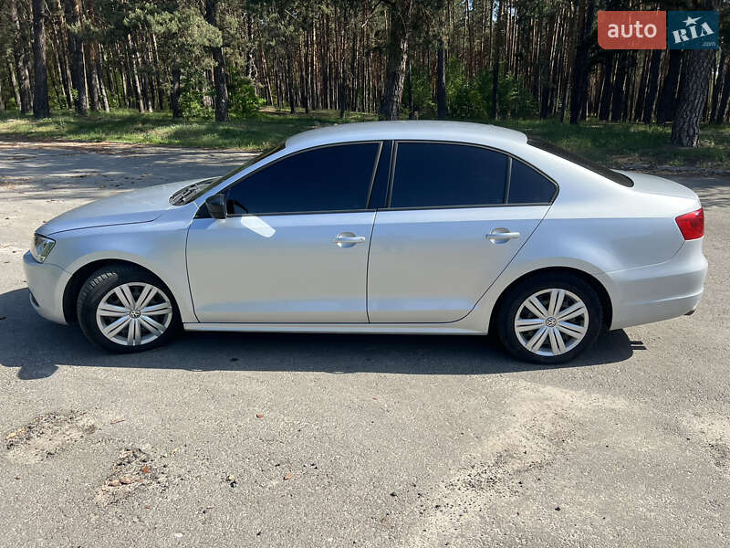Седан Volkswagen Jetta 2013 в Ромнах
