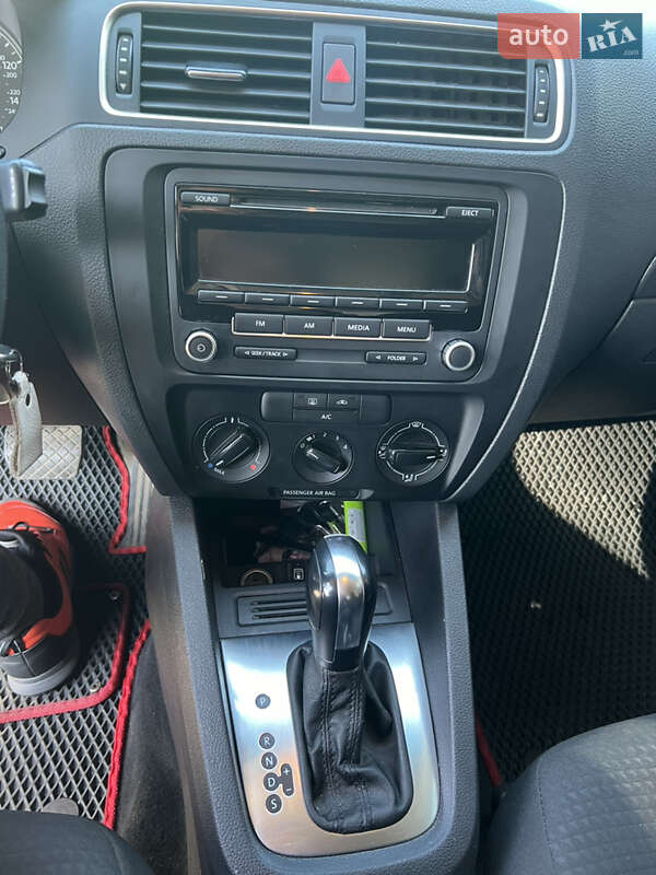 Седан Volkswagen Jetta 2013 в Ромнах