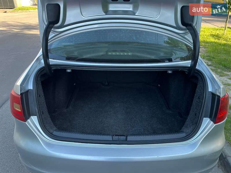 Седан Volkswagen Jetta 2014 в Львові