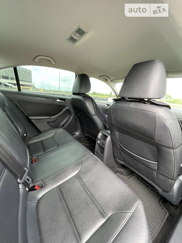 Седан Volkswagen Jetta 2014 в Львове