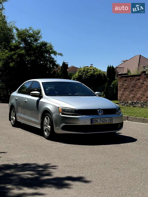 Седан Volkswagen Jetta 2011 в Ровно